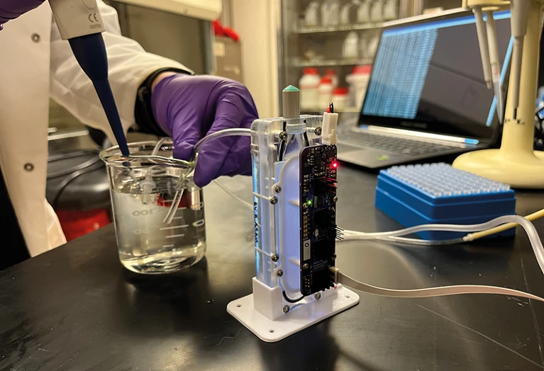 A portable device that recycles the dialysate used in kidney dialysis is in development. 